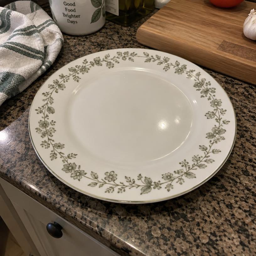 Foto de um prato feita com o celular, sobre a bancada da cozinha